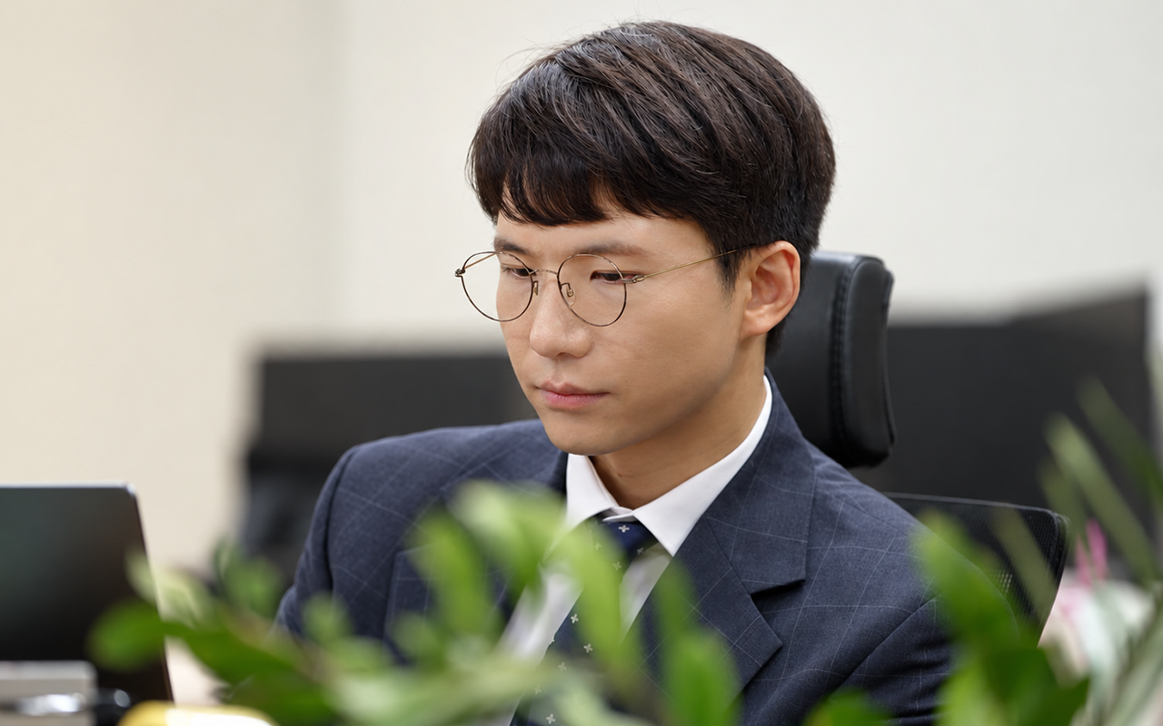 사무실에서 업무 중인 임현서 변호사